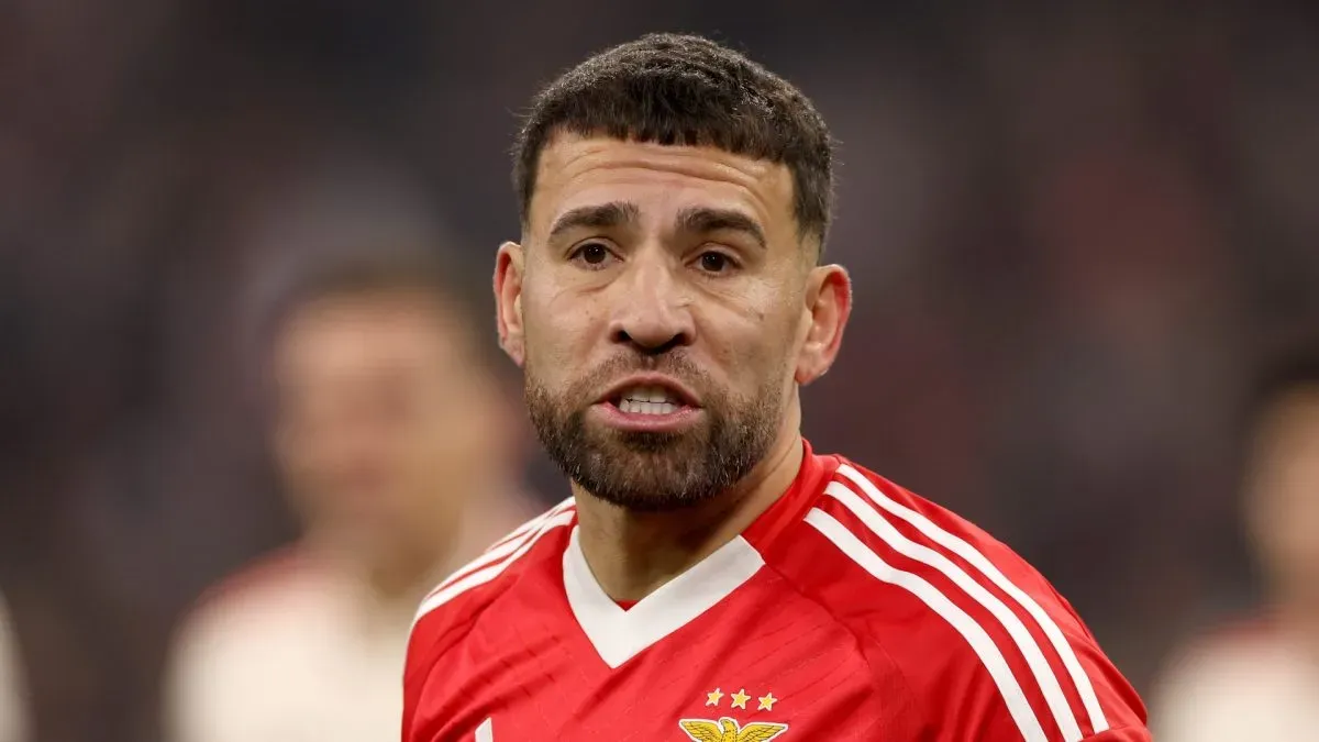 Nicolas Otamendi, do Benfica Lissabon, observa durante o jogo da fase MD4 da Liga dos Campeões da UEFA 2024/25 entre o FC Bayern München e o SL Benfica na Football Arena Munich, em 06 de novembro de 2024, em Munique, Alemanha.