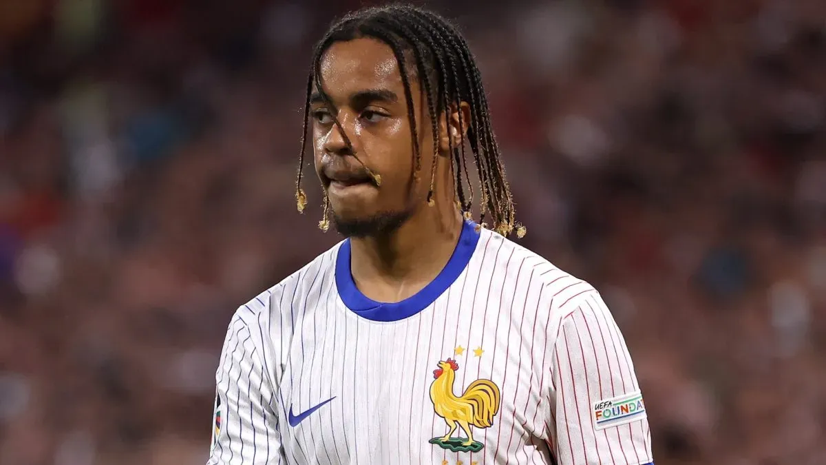 Bradley Barcola, da França, observa durante a partida da semifinal do UEFA EURO 2024 entre Espanha e França, na Arena de Futebol de Munique, em 9 de julho de 2024, em Munique, Alemanha.