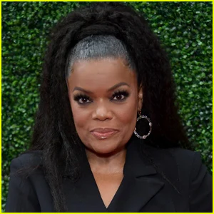 Yvette Nicole Brown divulga declaração depois de ser criada com o escândalo de calúnia racial de Chevy Chase