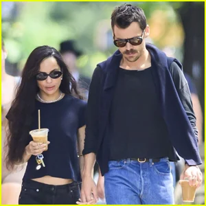 Zoe Kravitz espalha rumores de noivado de Harry Styles com anel no dedo