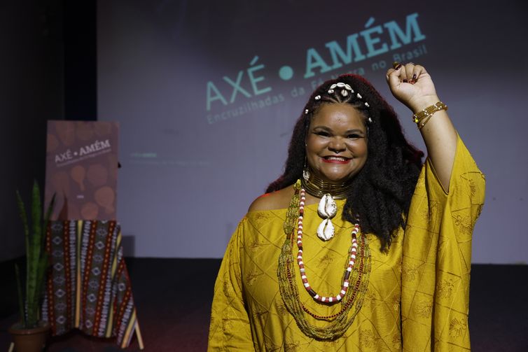 Rio de Janeiro (RJ), 02/12/2025 – A historiadora candomblecista Carolina Rocha no lançamento do livro Axé-Amém: Encruzilhadas da Fé Negra no Brasil. Foto: Fernando Frazão/Agência Brasil