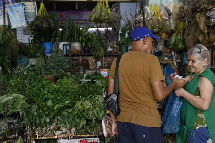 Rio de Janeiro (RJ), 16/12/2025 – Comércio de ervas para banhos energéticos e espirituais no Mercadão de Madureira. Foto: Fernando Frazão/Agência Brasil
