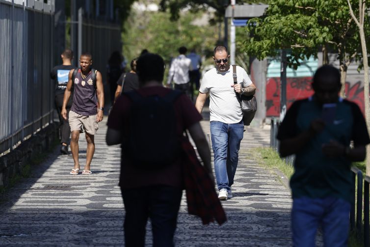 Fernando Frazão/Agência Brasil Rio de Janeiro (RJ), 26/12/2025 – Trabalhadores no centro da cidade em dia de calor no Rio de Janeiro. Foto: Fernando Frazão/Agência Brasil