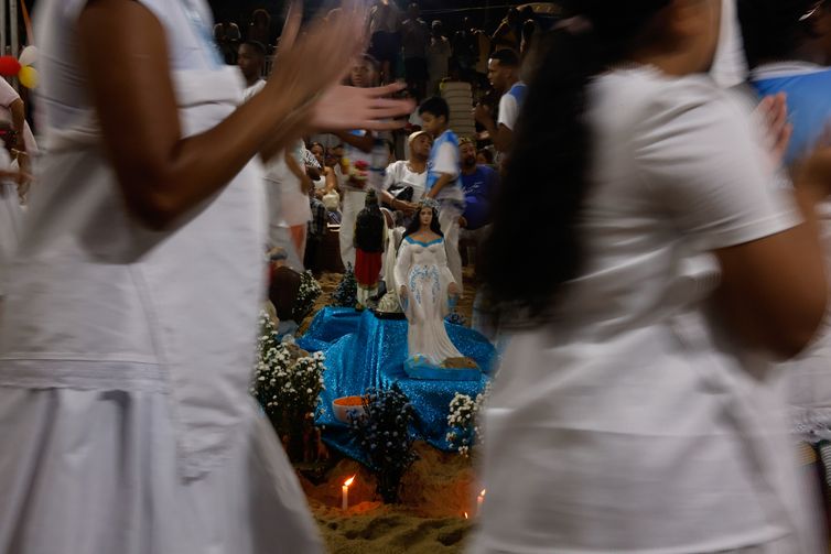 Rio de Janeiro(RJ), 30/12/2025 - Pessoas se reunem para celebrar, agradecer e levar oferendas a Iemanjá, misturando tradições iorubás, sincretismo religioso e preservação cultural, na Praia Vermelha, na Urca, zona sul do Rio. Foto: Tânia Rêgo/Agência Brasil