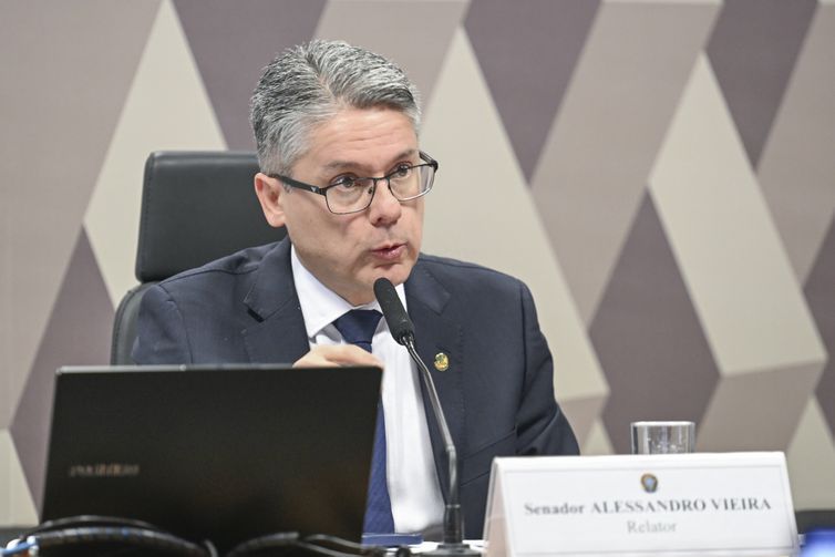 Edilson Rodrigues/Agência Senado Comissão de Constituição, Justiça e Cidadania (CCJ) promove audiência pública interativa destinada a instruir o Projeto de Lei 5.582/2025, que estabelece o marco legal do combate ao crime organizado, definindo novas regras penais e processuais para enfrentar estruturas criminosas complexas, e atualiza dispositivos do Código Penal, da Lei de Execução Penal e de normas especiais que tratam de organizações criminosas.
À mesa, relator da CCJ, senador Alessandro Vieira (MDB-SE), em pronunciamento.
Foto: Edilson Rodrigues/Agência Senado