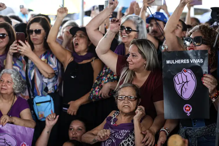 Marcelo Camargo/Agência Brasil Brasília (DF), 07/12/2025 - O Levante Mulheres Vivas realiza ato na área central de Brasília para denunciar o feminicídio e todas as formas de violência contra mulheres. Foto: Marcelo Camargo/Agência Brasil