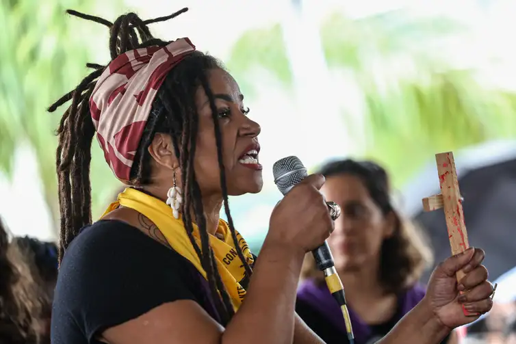 Marcelo Camargo/Agência Brasil Brasília (DF), 07/12/2025 - Renata Parreira durante ato do Levante Mulheres Vivas, na área central de Brasília, para denunciar o feminicídio e todas as formas de violência contra mulheres. Foto: Marcelo Camargo/Agência Brasil