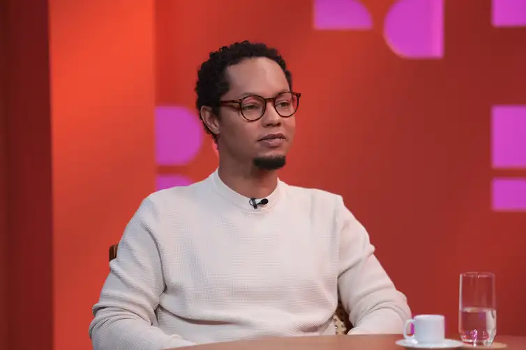 Paulo Pinto/Agência Brasil São Paulo SP 27/11/2025 Ator Clayton Nascimento , convidado do programa DR com Demori na Empresa Brasil de Comunicação (EBC).
Foto: Paulo Pinto/Agência Brasil