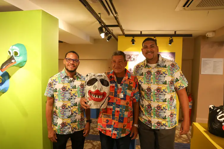 Tomaz Silva/Agência Brasil Rio de Janeiro (RJ), 11/12/2025 – Os artistas Anderson Ezequiel Leite, João Dias Vilela Filho e seu filho Mateus Dias Vilela na exposição Entre máscaras e gigantes: Os Juliões do carnaval de Olinda no Centro Nacional de Folclore e Cultura Popular na zona sul do Rio de Janeiro. Foto: Tomaz Silva/Agência Brasil