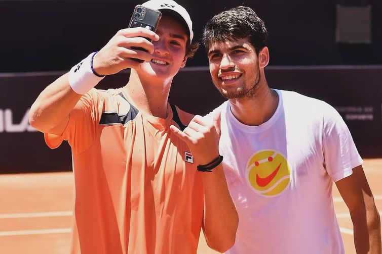 Reprodução Instagram/João Fonseca João Fonseca e Carlos Alcaraz - Miami Invitational, 2025