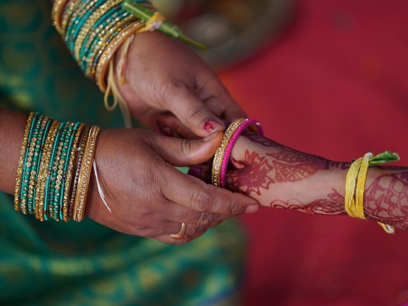 Tradição dos Juliōes na produção de máscaras de Olinda chega ao Rio