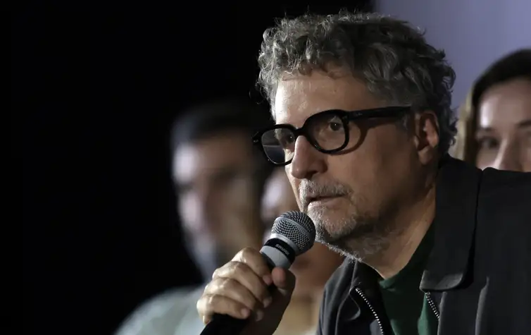 São Paulo (SP), 28/10/2025 - O diretor Kleber Mendoça Filho durante entrevista coletiva do elenco do filme O Agente Secreto, no hotel Renaissance. Foto: Paulo Pinto/Agência Brasil