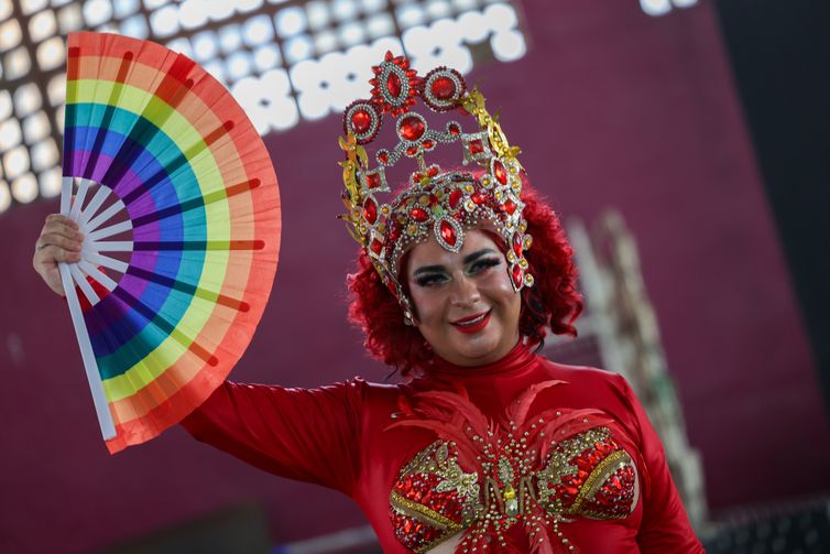 Brasília (DF) 12/12/2025 - Mobilização em Brasília no Dia Mundial de Combate à Aids oferece testagem rápida para HIV, distribuição de autotestes, orientações sobre ISTs e saúde sexual. A drag Bella Avellaskis, fala com a Agência Brasil.  Foto: Fabio Rodrigues-Pozzebom/ Agência Brasil