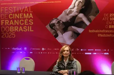 Rio de Janeiro (RJ), 27/11/2025 – A atriz Isabelle Huppert possa para fotografia antes de coletiva de imprensa no 16º Festival de Cinema Francês do Brasil, no Rio de Janeiro. Foto: Tomaz Silva/Agência Brasil