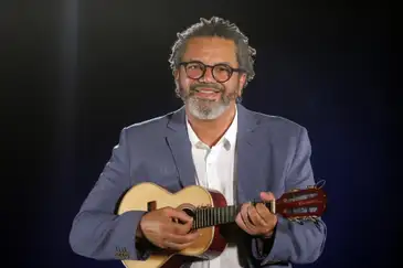 Rio de Janeiro (RJ) 23/11/2023 – Retrato do músico e compositor Marquinhos de Oswaldo Cruz, organizador do Trem do Samba, durante gravação para TV Brasil. Foto: Fernando Frazão/Agência Brasil