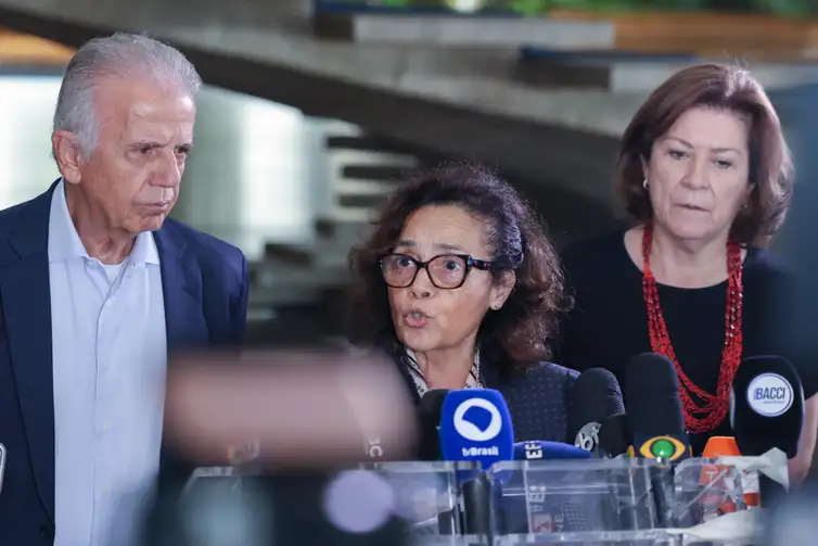 Brasília (DF), 03/01/2026 – Ministro da defesa, José Múcio, (e) embaixadora, Maria Laura (c)  e a secretária executiva da casa civil, Miriam Belchior (d), durante entrevista falam da invasão americana na Venezuela.
Foto: Valter Campanato/Agência Brasil