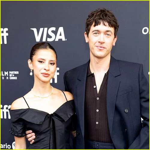 Tom Blyth e namorada Daniela Norman