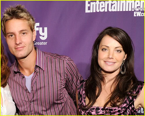 Justin Hartley e Erica Durance em 2010