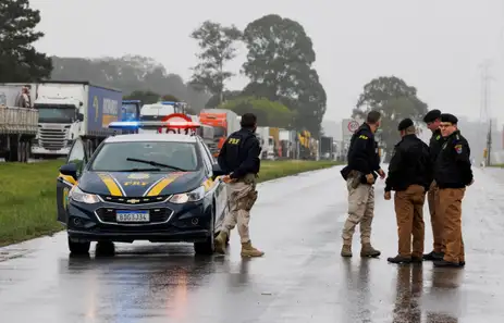 Bloqueio de caminhões em rodovias federais em Curitiba.