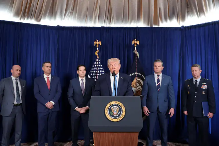 REUTERS/Jonathan Ernst/Proibida reprodução U.S. President Donald Trump holds a press conference as Secretary of Defense Pete Hegseth, U.S. Secretary of State Marco Rubio and General Dan Caine, Chairman of the Joint Chiefs of Staff, look on following a U.S. strike on Venezuela where President Nicolas Maduro and his wife, Cilia Flores, were captured, from Trump's Mar-a-Lago club in Palm Beach, Florida, U.S., January 3, 2026. REUTERS/Jonathan Ernst