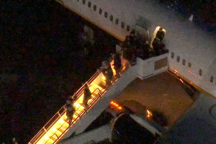 ABC Affiliate WABC/Reuters/Proibida reprodução Venezuela's President Nicolas Maduro is led in custody from a U.S. federal airplane before his scheduled court appearance at Manhattan federal court, at Stewart Air National Guard Base in Newburgh, New York, U.S. January 3, 2026. ABC Affiliate WABC via REUTERS
NO RESALES. NO ARCHIVES. THIS IMAGE HAS BEEN SUPPLIED BY A THIRD PARTY. MANDATORY CREDIT