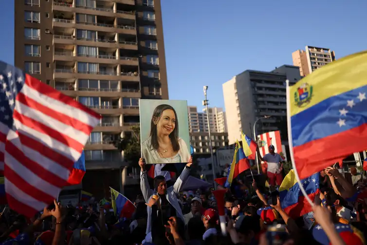 Manifestante segura cartaz com a imagem da líder da oposição venezuelana María Corina Machado durante manifestação em Santiago
03/01/2026 REUTERS/Pablo Sanhueza