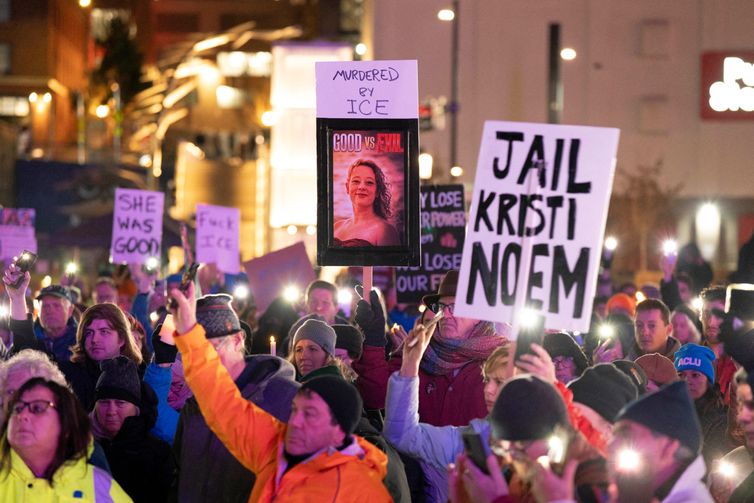 REUTERS/David Ryder - Proibido a reprodução SENSITIVE MATERIAL. THIS IMAGE MAY OFFEND OR DISTURB People gather for a vigil in memory of Renee Nicole Good, who was shot and killed by a U.S. Immigration and Customs Enforcement (ICE) agent, in Seattle, Washington, U.S. January 8, 2026. REUTERS/David Ryder