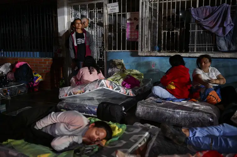 Family members of detainees sleep outside the El Rodeo jail for the sixth night, as Venezuela's government begins releasing some detainees, with the freeing of political prisoners marking a move long demanded by human rights groups, international bodies and opposition leaders, in El Rodeo, Guatire, Miranda state, Venezuela January 14, 2026. REUTERS/Gaby Oraa