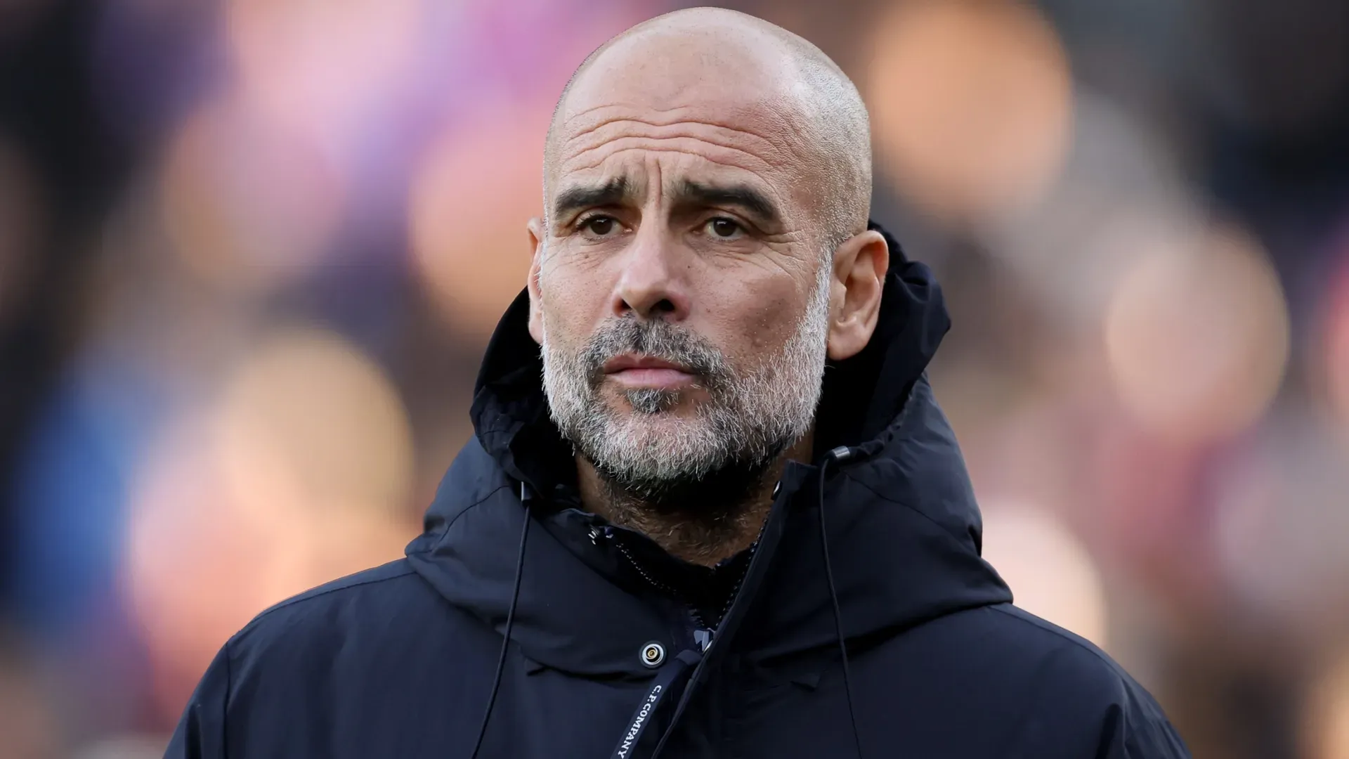 Pep Guardiola, do Manchester City, observa