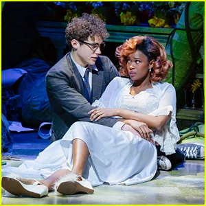 A apresentação de Joshua Bassett em 'Little Shop' recebe fotos iniciais, também estrelada por Joy Woods!