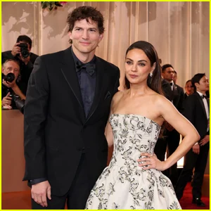A apresentadora Mila Kunis recebe apoio do marido Ashton Kutcher no Globo de Ouro de 2026