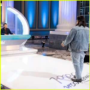 A estrela do TikTok, Bryant Thomas, revela o rosto pela primeira vez durante a audição do 'American Idol' e fica noivo da namorada Alyona Palhof