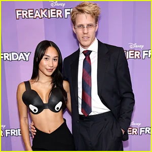 A influenciadora Eva Gutowski fica noiva do namorado de longa data Olav Stubberud