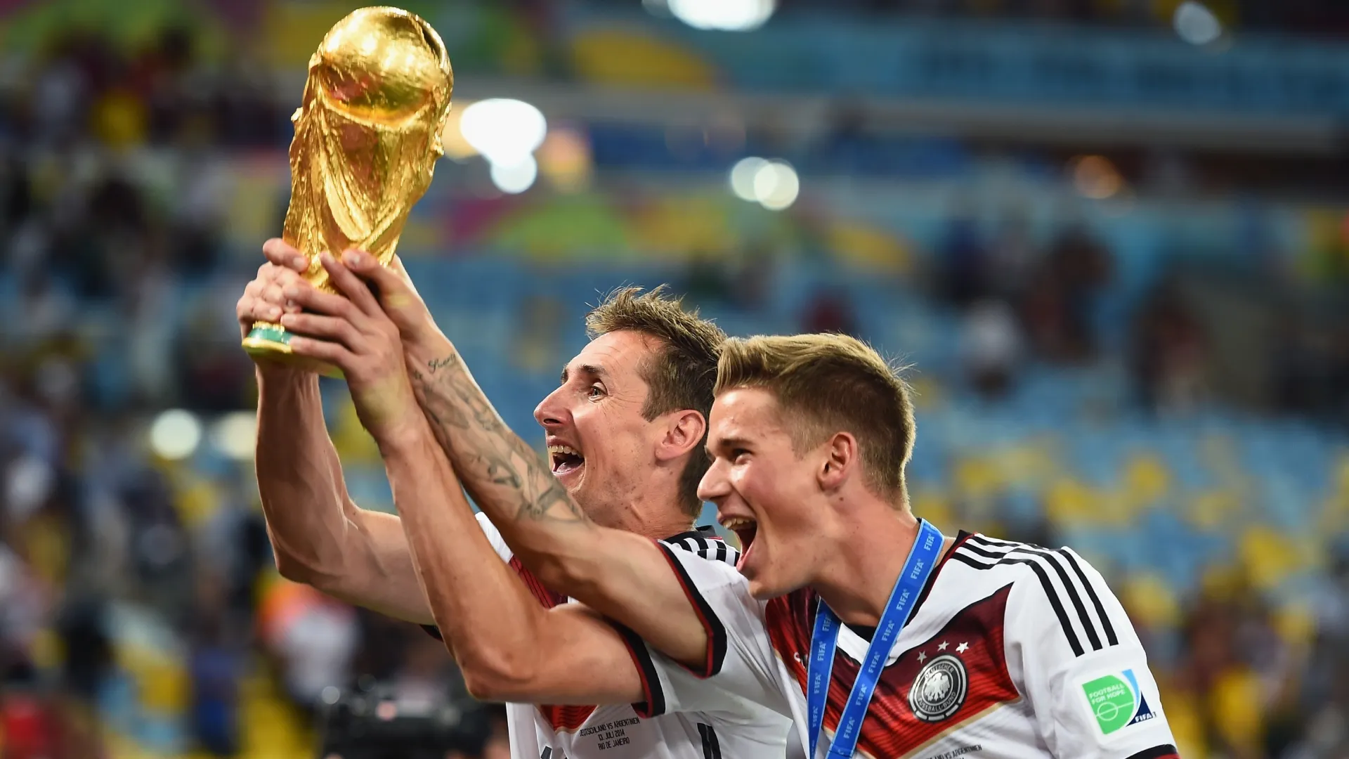 Miroslav Klose e Erik Durm, da Alemanha, comemoram com o troféu da Copa do Mundo.