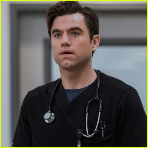 A namorada de Patrick Ball, Elysia Roorbach, tem um papel surpresa na 2ª temporada de 'The Pitt' e eles jogam frente a frente!