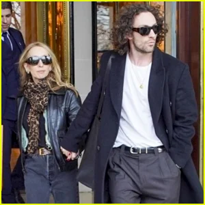 Aaron Taylor-Johnson e sua esposa Sam de mãos dadas enquanto fazem o check-out do hotel em Paris