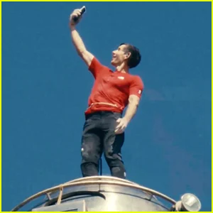 Alex Honnold tira uma selfie no topo do Taipei 101 após concluir com sucesso a escalada livre