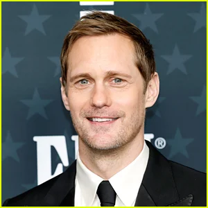 Alexander Skarsgard nega ter se assumido como bissexual depois de fazer comentários sobre experiências ‘passadas’
