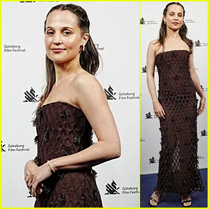 Alicia Vikander impressiona com um vestido de malha no Festival de Cinema de Gotemburgo, na Suécia
