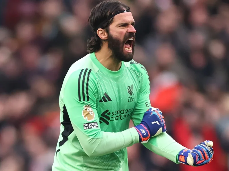 Virgil van Dijk pode perder um companheiro de equipe importante, já que Alisson Becker, do Liverpool, supostamente atrai forte interesse na Série A