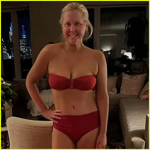 Amy Schumer posa de biquíni e maiô em fotos ‘sem filtro’ e declara 2026 o ano do ‘autocuidado’