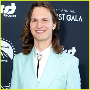 Ansel Elgort é pai e dá as boas-vindas silenciosamente ao primeiro bebê!