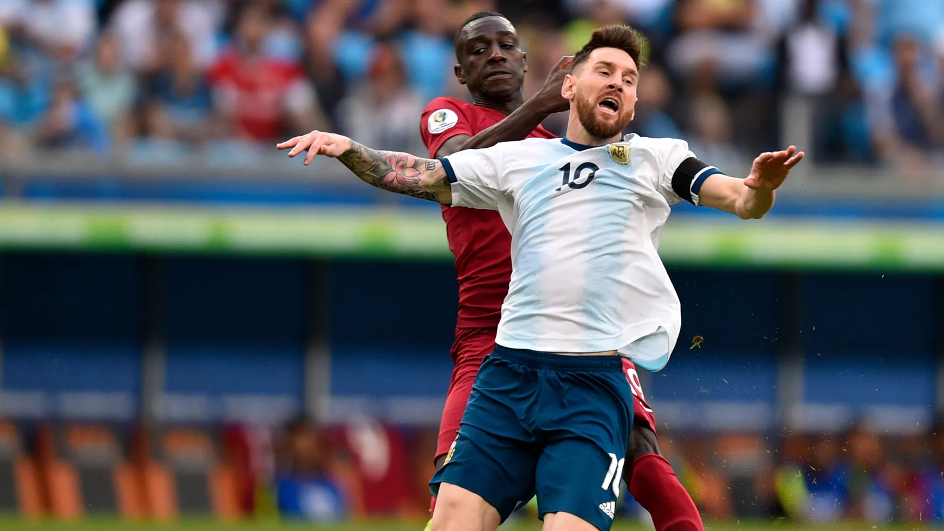 Lionel Messi, da Argentina, sofre falta de Almoez Ali, do Catar, durante a Copa América Brasil 2019.