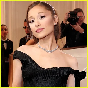 Ariana Grande reage à capa da Vogue Japão dando seis dedos