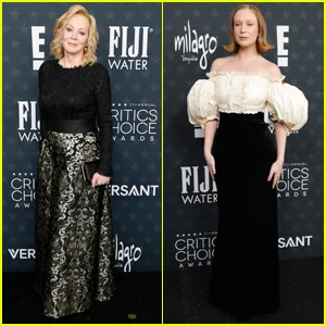 As co-estrelas de 'Hacks' Jean Smart e Hannah Einbinder chegam ao Critics Choice Awards 2026