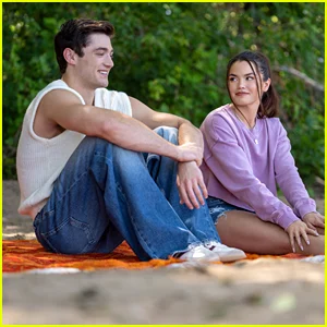 'Beijar é a parte fácil': Asher Angel e Paris Berelc estrelam nas primeiras fotos do novo filme de Tubi