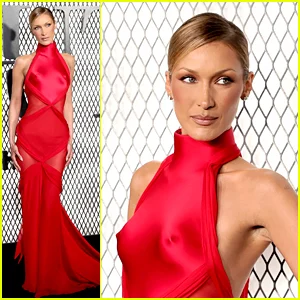 Bella Hadid impressiona ao revelar o vestido vermelho na estreia de 'The Beauty' para promover seu novo trabalho como atriz