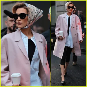 Bella Hadid usa roupa chique enquanto sai para tomar um café em Nova York