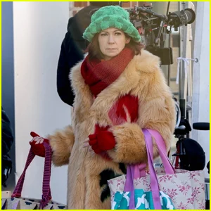 Carrie Preston combina casaco de pele com chapéu verde enquanto filma a terceira temporada de 'Elsbeth' no Brooklyn