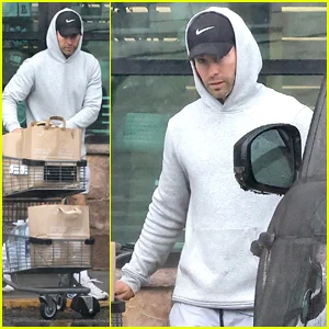 Chace Crawford mantém a vida casual enquanto faz compras em Los Angeles